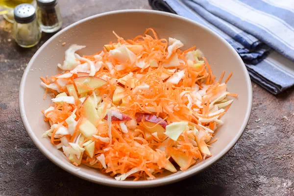 салат из капусты с морковью и яблоком рецепт фото 6
